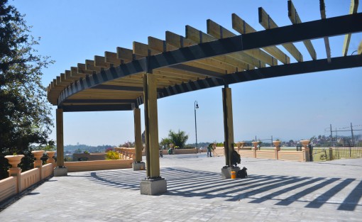 A pesar de las protestas de algunos colectivos por la colocación de una pérgola en el techo de El Ágora para evitar que los patinetis hagan ruido, finalmente quedó concluida y se le dan los últimos detalles para su próxima inauguración.