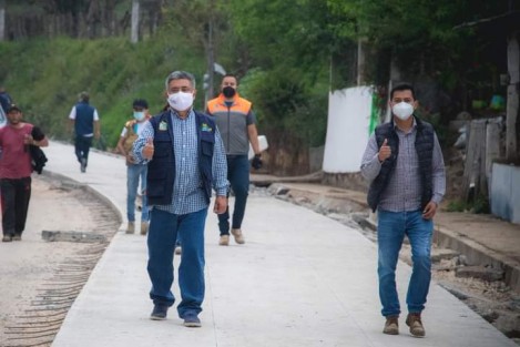 el alcalde de Teocelo, Mario Antonio Chama Díaz en compañía del Director de Obra Pública del Ayuntamiento Alberto Lucas Marín y el Director de Catastro y Desarrollo urbano Rafael Xilot May, realizaron recorrido en la Comunidad de Texín, donde se lleva a cabo obra pública en coordinación con la Secretaría de Infraestructura y Obra Pública (SIOP).