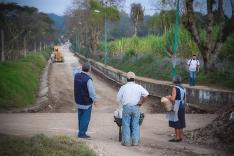 Durante el recorrido de supervisión, el Alcalde Mario Chama platicó con vecinos de la congregación sobre detalles de las obras que comprenden construcción de pavimento con concreto hidráulico desde el Crucero hasta la entrada de la localidad en la calle principal y la continuación de la primera etapa de la Calle Principal.