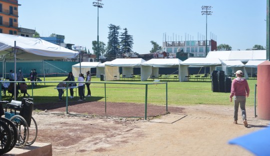 Trabajadores de la Secretaría del Bienestar afinan los últimos detalles en la escuela Normal Veracruzana y el Campo Deportivo Colón de la ciudad de Xalapa, ambas, sedes de la jornada de vacunación contra el Covid-19 a partir de este sábado 13 de marzo. 