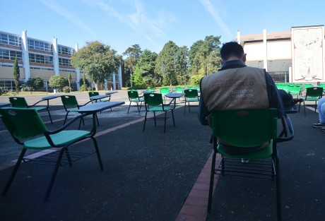 Trabajadores de la Secretaría del Bienestar afinan los últimos detalles en la escuela Normal Veracruzana y el Campo Deportivo Colón de la ciudad de Xalapa, ambas, sedes de la jornada de vacunación contra el Covid-19 a partir de este sábado 13 de marzo. 