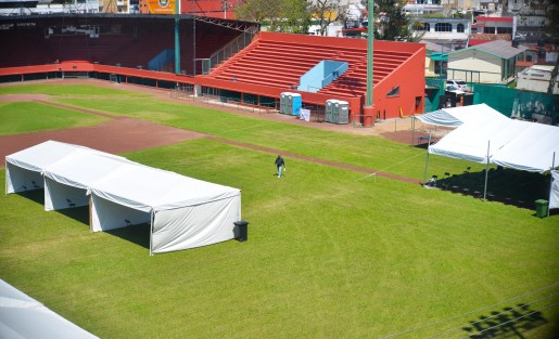 Trabajadores de la Secretaría del Bienestar afinan los últimos detalles en la escuela Normal Veracruzana y el Campo Deportivo Colón de la ciudad de Xalapa, ambas, sedes de la jornada de vacunación contra el Covid-19 a partir de este sábado 13 de marzo.  