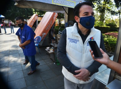 Como cada temporada electoral, los lustradores de calzado del parque Juárez de Xalapa fueron visitados, esta vez por el Secretario General del Partido Unidad Ciudadana, Francisco Hernández Toriz, para entregarles  40 casacas. 