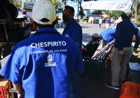 Víctor Hernández, quien  lleva 48 años de ser bolero, dice que es un trabajo sagrado, <em>el ser bolero es un trabajo honrado, prefiero pintarme mis manos que andar robando; todos mis compañero son de aquí de Xalapa. 