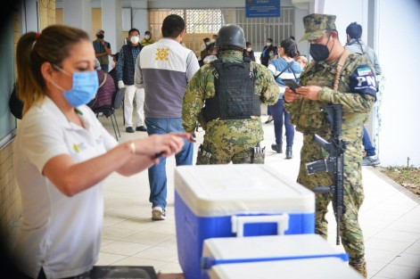 En general con una buena organización y solo con algunas personas que se formaron desde la noche anterior, se lleva a cabo la jornada de vacunación en la  Benemérita Escuela Normal Veracruzana. 