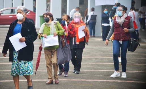 En general con una buena organización y solo con algunas personas que se formaron desde la noche anterior, se lleva a cabo la jornada de vacunación en la  Benemérita Escuela Normal Veracruzana. 