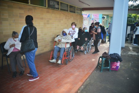 En general con una buena organización y solo con algunas personas que se formaron desde la noche anterior, se lleva a cabo la jornada de vacunación en la  Benemérita Escuela Normal Veracruzana. 