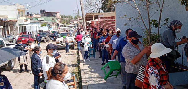 En el CECATI  de Arboledas del Sumidero, la vacuna llegó con una hora de retraso, lo que provocó largas filas y molestia entre los asistentes, quienes estuvieron bajo los rayos del sol y sin desayunar pese a la recomendación de asistir desayunados.