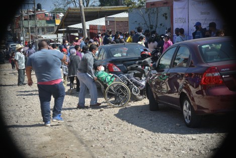 En el CECATI  de Arboledas del Sumidero, la vacuna llegó con una hora de retraso, lo que provocó largas filas y molestia entre los asistentes, quienes estuvieron bajo los rayos del sol y sin desayunar pese a la recomendación de asistir desayunados.
