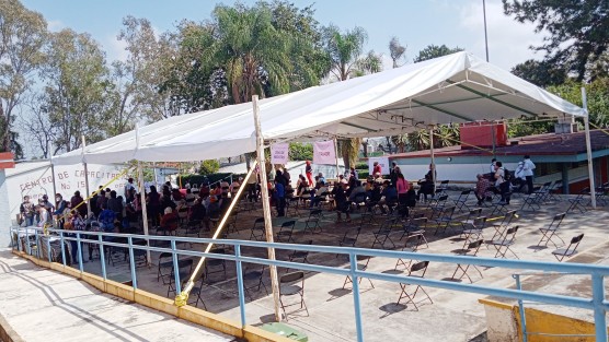 En el CECATI  de Arboledas del Sumidero, la vacuna llegó con una hora de retraso, lo que provocó largas filas y molestia entre los asistentes, quienes estuvieron bajo los rayos del sol y sin desayunar pese a la recomendación de asistir desayunados.