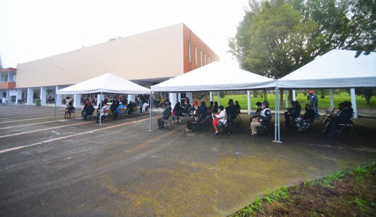 Este sábado inició la vacunación  contra la COVID-19 en la capital veracruzana. Pese a las recomendaciones de las autoridades hubo quienes quisieron asegurar su inmunización formándose desde la noche anterior o de madrugada. Se espera que en las siguientes haya mejor organización por parte tanto del personal como de los ciudadanos.