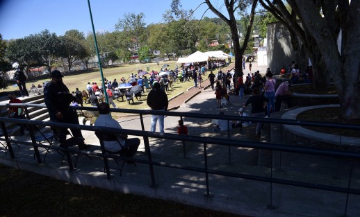 En la Unidad Deportiva La Lagunilla el espacio y la organización fue mucho mejor que en otros puntos de vacunación, como en El Sumidero donde el espacio resultó insuficiente además de que las calles de alrededor  están sin pavimentar, lo que complicó la llegada de personas con capacidades diferentes.