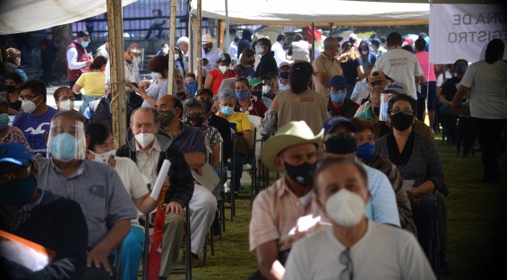 En la Unidad Deportiva La Lagunilla el espacio y la organización fue mucho mejor que en otros puntos de vacunación, como en El Sumidero donde el espacio resultó insuficiente además de que las calles de alrededor  están sin pavimentar, lo que complicó la llegada de personas con capacidades diferentes.