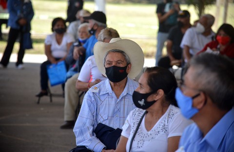 En la Unidad Deportiva La Lagunilla el espacio y la organización fue mucho mejor que en otros puntos de vacunación, como en El Sumidero donde el espacio resultó insuficiente además de que las calles de alrededor  están sin pavimentar, lo que complicó la llegada de personas con capacidades diferentes.