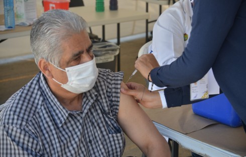 A poco más de un año del inicio de la pandemia mundial por COVID-19, los abuelitos xalapeños mayores de 60 años y sus familias se mostraron agradecidos por el arranque de la jornada de vacunación a partir de este sábado a primera hora y que continuará hasta el lunes 22 de marzo.
