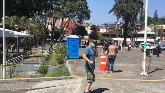 El segundo día de vacunación en el módulo ubicado en el Estadio Xalapeño, mostró un panorama muy diferente al del día anterior. A la una dela tarde no había fila, y quien llegaba pasaba sin tener que esperar. De 40 minutos a una hora les tomó entrar, vacunarse y salir a los adultos mayores. 