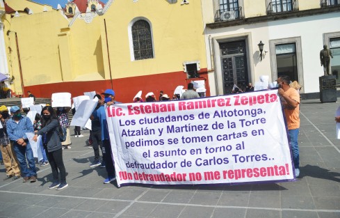 Habitantes de Altotonga, Atzalan y Martínez de la Torre se manifestaron en Plaza Lerdo para denunciar un fraude por 28 millones de pesos tras depositar sus ahorros en la Caja Solidaria <em>El Azotal</em>. s¿Se quejan que ninguna autoridad les hace caso y que hora Carlos Torres uno de los que les quitó su dinero será candidato a un puesto de elección popular. 