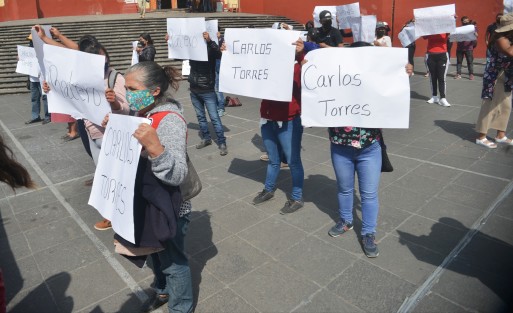 Habitantes de Altotonga, Atzalan y Martínez de la Torre se manifestaron en Plaza Lerdo para denunciar un fraude por 28 millones de pesos tras depositar sus ahorros en la Caja Solidaria <em>El Azotal</em>. s¿Se quejan que ninguna autoridad les hace caso y que hora Carlos Torres uno de los que les quitó su dinero será candidato a un puesto de elección popular. 