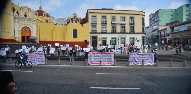 Habitantes de Altotonga, Atzalan y Martínez de la Torre se manifestaron en Plaza Lerdo para denunciar un fraude por 28 millones de pesos tras depositar sus ahorros en la Caja Solidaria <em>El Azotal</em>. s¿Se quejan que ninguna autoridad les hace caso y que hora Carlos Torres uno de los que les quitó su dinero será candidato a un puesto de elección popular. 
