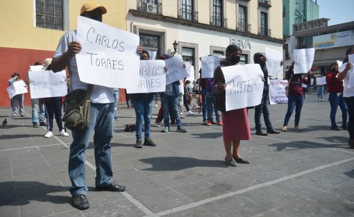 Habitantes de Altotonga, Atzalan y Martínez de la Torre se manifestaron en Plaza Lerdo para denunciar un fraude por 28 millones de pesos tras depositar sus ahorros en la Caja Solidaria <em>El Azotal</em>. s¿Se quejan que ninguna autoridad les hace caso y que hora Carlos Torres uno de los que les quitó su dinero será candidato a un puesto de elección popular. 