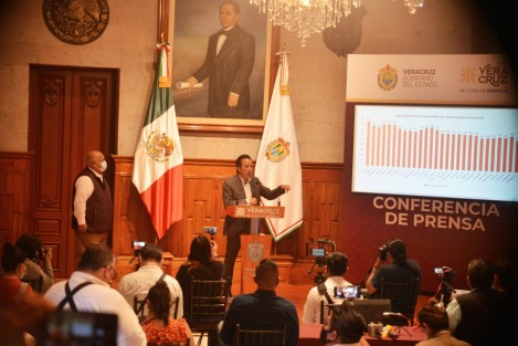 El gobernador  Cuitláhuac García advirtió que la entidad comienza a estancarse con la pandemia, pues <em>se desaceleró la caída de los contagios</em> en las últimas semanas.  