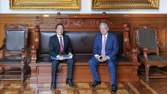 El Gobernador de Veracruz, Cuitláhuac García Jiménez, estuvo este martes en Palacio Nacional, para tratar con el Presidente Andrés Manuel López Obrador varios temas de beneficio para la entidad, entre ellos el proyecto del tren ligero para Xalapa, y de seguridad en el estado.  