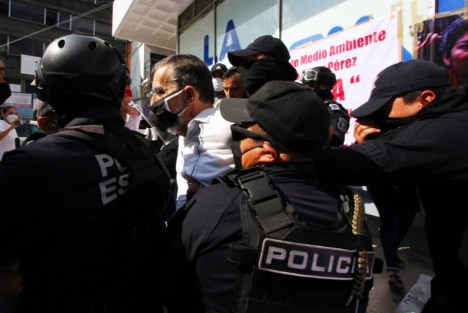 Elementos de Seguridad Pública del Estado detuvieron a Eduardo Mario Cásares, representante de concesionarios de verificentros del Estado de Veracruz, cuando  se manifestaba en las afueras de la SEDEMA. 
