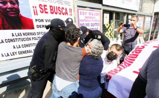 Elementos de Seguridad Pública del Estado detuvieron a Eduardo Mario Cásares, representante de concesionarios de verificentros del Estado de Veracruz, cuando  se manifestaba en las afueras de la SEDEMA. 
