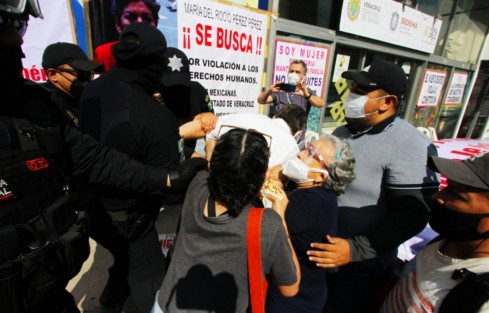 Elementos de Seguridad Publica del Estado detienen a Eduardo Mario Casares, representante de concesionarios de verificentros del Estado de Veracruz cuando  se manifestaba en las afueras de la SEDEMA.
