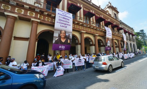 La Asociación de Verificentros Ambientalistas, encabezada por Alejandro Huesca Sota, continuó las protestas contra la nueva forma de pago por su servicio, que ahora está a cargo de SEFIPLAN.  