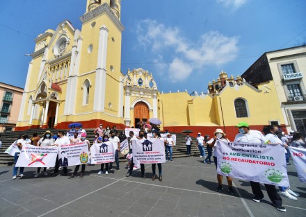 La Asociación de Verificentros Ambientalistas, encabezada por Alejandro Huesca Sota, continuó las protestas contra la nueva forma de pago por su servicio, que ahora está a cargo de SEFIPLAN.  