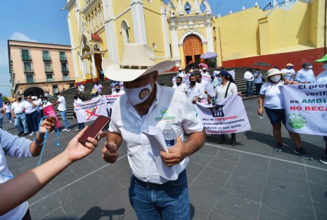 La Asociación de Verificentros Ambientalistas, encabezada por Alejandro Huesca Sota, continuó las protestas contra la nueva forma de pago por su servicio, que ahora está a cargo de SEFIPLAN.  