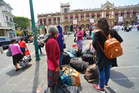 Campesinas del Movimiento de los 400 Pueblos  arribaron a la plaza Lerdo  para solicitar audiencia  con el gobernador Cuitláhuac García  y exponer la represión y violación de derechos humanos instrumentada por Gregorio Gómez, ex alcalde de Tihuatlán por el PAN-PRD.  