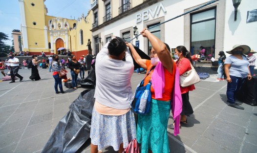 Campesinas del Movimiento de los 400 Pueblos  arribaron a la plaza Lerdo  para solicitar audiencia  con el gobernador Cuitláhuac García  y exponer la represión y violación de derechos humanos instrumentada por Gregorio Gómez, ex alcalde de Tihuatlán por el PAN-PRD.  