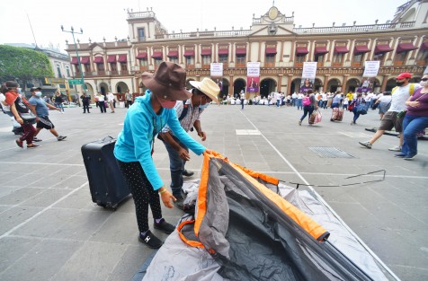 Campesinas del Movimiento de los 400 Pueblos  arribaron a la plaza Lerdo  para solicitar audiencia  con el gobernador Cuitláhuac García  y exponer la represión y violación de derechos humanos instrumentada por Gregorio Gómez, ex alcalde de Tihuatlán por el PAN-PRD.  