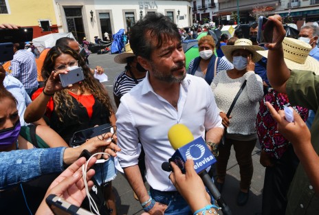 Su líder, Marco Antonio del Ángel dijo que permanecerán el tiempo que sea necesario  para que sean atendidos; aprovecharon para sacar pancartas en contra del ex gobernador Miguel Yunes Linares. 