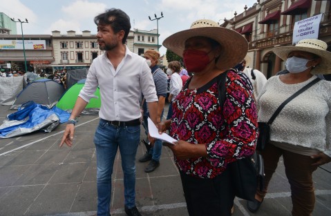 Su líder, Marco Antonio del Ángel dijo que permanecerán el tiempo que sea necesario  para que sean atendidos; aprovecharon para sacar pancartas en contra del ex gobernador Miguel Yunes Linares. 