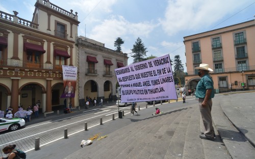 Su líder, Marco Antonio del Ángel dijo que permanecerán el tiempo que sea necesario  para que sean atendidos; aprovecharon para sacar pancartas en contra del ex gobernador Miguel Yunes Linares. 