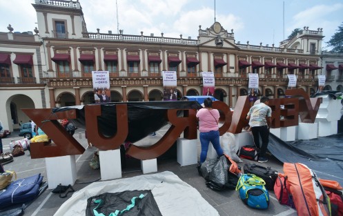 Les cayeron los 400 a las letras turísticas.  