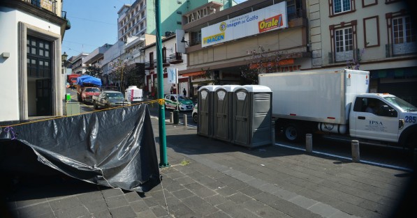 En este segundo día de manifestación, las campesinas de los 400 Pueblos ya cuentan con baños portátiles para que la derrama sea pareja. <em>El turísmo sí se ve</em>.