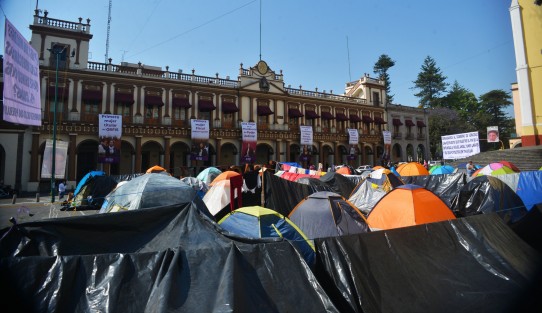 En este segundo día de manifestación, las campesinas de los 400 Pueblos ya cuentan con baños portátiles para que la derrama sea pareja. <em>El turísmo sí se ve</em>.