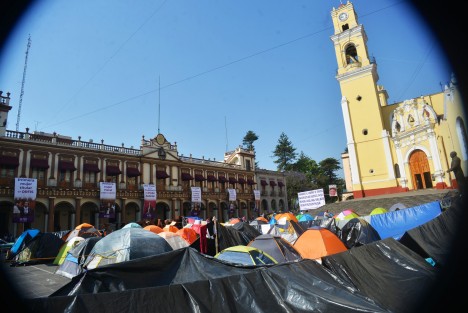 En este segundo día de manifestación, las campesinas de los 400 Pueblos ya cuentan con baños portátiles para que la derrama sea pareja. <em>El turísmo sí se ve</em>.