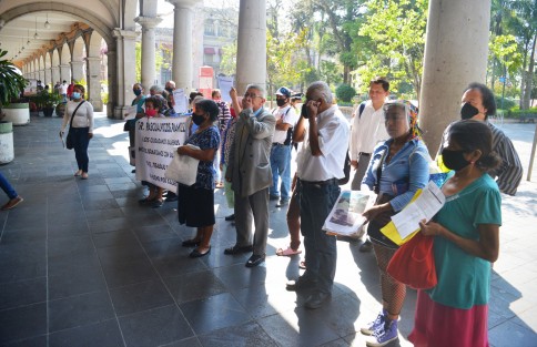Un grupo de personas de colonias de Xalapa se manifestaron afuera del Ayuntamiento gritando al Presidente Hipólito Rodríguez Herrero y a su equipo de colaboradores: <em> por eso con las pruebas en la mano venimos a luchar a desenmascarar a esta bola de ladrones, que no han hecho otra cosas, más que tropiezos y tropiezos para la cuarta transformación.  