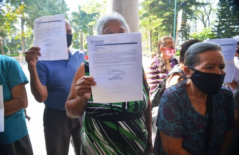 Un grupo de personas de colonias de Xalapa se manifestaron afuera del Ayuntamiento gritando al Presidente Hipólito Rodríguez Herrero y a su equipo de colaboradores: <em> por eso con las pruebas en la mano venimos a luchar a desenmascarar a esta bola de ladrones, que no han hecho otra cosas, más que tropiezos y tropiezos para la cuarta transformación.  