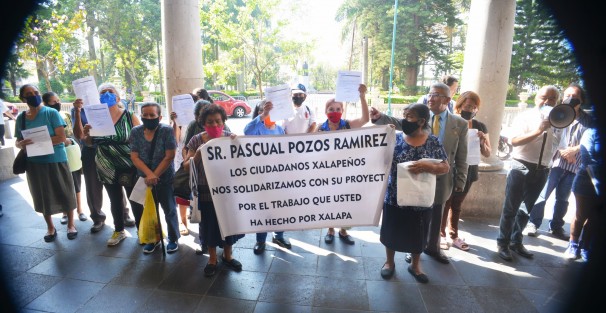 <em>Queremos decirles a muchos funcionarios que están aquí que nosotros el pueblo de abajo trabajamos para la 4T; estos traidores que se encuentran aquí se deben de largar para siempre. Aumentaron el 2% al agua potable, esto afecta a la población xalapeña y más con esta pandemia que estamos viviendo</em>.