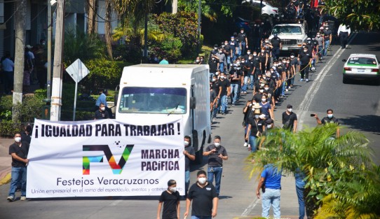 La unión empresarial en el ramo del espectáculo, eventos y entretenimientos,  acompañado del payaso Flamita y músicos sonideros, marcharon desde el Teatro del Estado y hasta la plaza Lerdo.  Piden a las autoridades federales, estatales y municipales, igualdad para trabajar ya que dicen llevan un año sin laborar y han tenido que empeñar sus aparatos. 