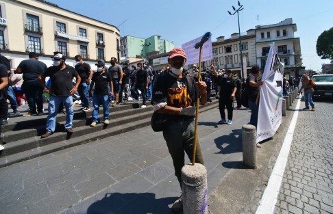La unión empresarial en el ramo del espectáculo, eventos y entretenimientos,  acompañado del payaso Flamita y músicos sonideros, marcharon desde el Teatro del Estado y hasta la plaza Lerdo.  Piden a las autoridades federales, estatales y municipales, igualdad para trabajar ya que dicen llevan un año sin laborar y han tenido que empeñar sus aparatos. 