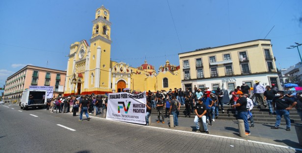 La unión empresarial en el ramo del espectáculo, eventos y entretenimientos,  acompañado del payaso Flamita y músicos sonideros, marcharon desde el Teatro del Estado y hasta la plaza Lerdo.  Piden a las autoridades federales, estatales y municipales, igualdad para trabajar ya que dicen llevan un año sin laborar y han tenido que empeñar sus aparatos. 