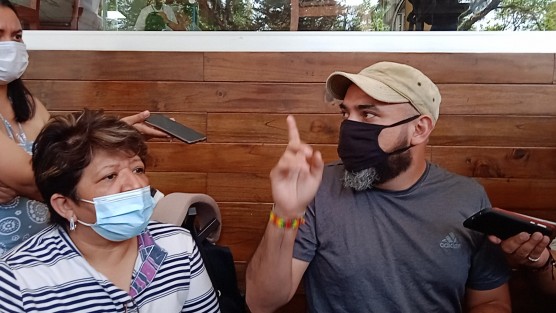 Rodrigo Cazares hijo de Eduardo “N”, vocero de concesionarios de Verificentros detenido ayer por manifestarse ante la SEDEMA, dijo que espera que en autoridades <em>quepa la prudencia</em> y lo liberen para que siga su proceso en libertad. 