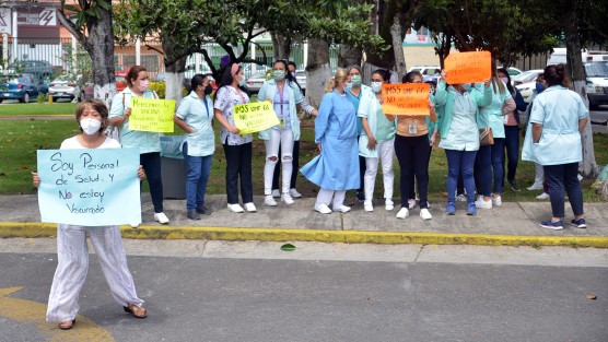 Personal de la Unidad de Medicina Familiar Número 66 del Instituto Mexicano del Seguro Social (IMSS) se manifestó este jueves para exigir que sean vacunados contra Covid-19, pues aún hay muchos sin la vacuna.